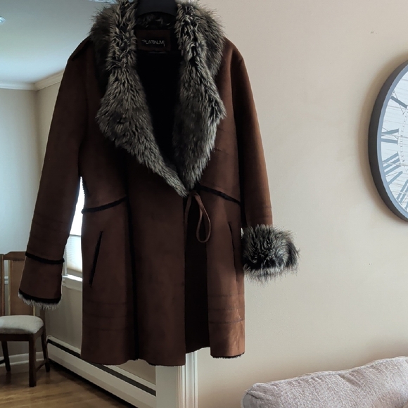 Elegant Brown Teddy Jacket with Faux Fur Trim - Picture 1 of 3